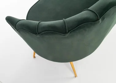 Elegantiška žalios spalvos veliūrinė sofa Amorinito XL. Ši dvivietė sofa pasiūta iš aukštos kokybės veliūrinio audinio, o kojelės pagamintos iš aukso spalvos milteliniu būdu dažyto plieno.