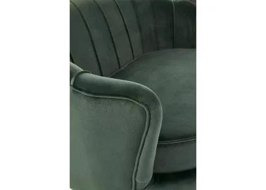 Elegantiška žalios spalvos veliūrinė sofa Amorinito XL. Ši dvivietė sofa pasiūta iš aukštos kokybės veliūrinio audinio, o kojelės pagamintos iš aukso spalvos milteliniu būdu dažyto plieno.
