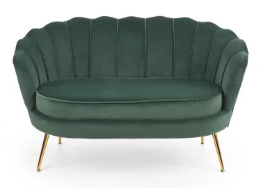 Elegantiška žalios spalvos veliūrinė sofa Amorinito XL. Ši dvivietė sofa pasiūta iš aukštos kokybės veliūrinio audinio, o kojelės pagamintos iš aukso spalvos milteliniu būdu dažyto plieno.