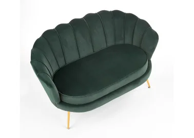 Elegantiška žalios spalvos veliūrinė sofa Amorinito XL. Ši dvivietė sofa pasiūta iš aukštos kokybės veliūrinio audinio, o kojelės pagamintos iš aukso spalvos milteliniu būdu dažyto plieno.