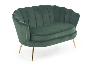 Elegantiška žalios spalvos veliūrinė sofa Amorinito XL. Ši dvivietė sofa pasiūta iš aukštos kokybės veliūrinio audinio, o kojelės pagamintos iš aukso spalvos milteliniu būdu dažyto plieno.