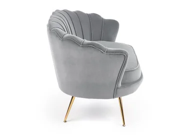 Elegantiška pilkos spalvos veliūrinė sofa Amorinito XL. Ši dvivietė sofa pasiūta iš aukštos kokybės veliūrinio audinio, o kojelės pagamintos iš aukso spalvos milteliniu būdu dažyto plieno.