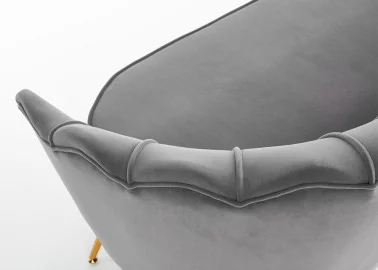 Elegantiška pilkos spalvos veliūrinė sofa Amorinito XL. Ši dvivietė sofa pasiūta iš aukštos kokybės veliūrinio audinio, o kojelės pagamintos iš aukso spalvos milteliniu būdu dažyto plieno.