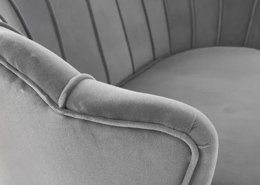 Elegantiška pilkos spalvos veliūrinė sofa Amorinito XL. Ši dvivietė sofa pasiūta iš aukštos kokybės veliūrinio audinio, o kojelės pagamintos iš aukso spalvos milteliniu būdu dažyto plieno.