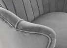 Elegantiška pilkos spalvos veliūrinė sofa Amorinito XL. Ši dvivietė sofa pasiūta iš aukštos kokybės veliūrinio audinio, o kojelės pagamintos iš aukso spalvos milteliniu būdu dažyto plieno.