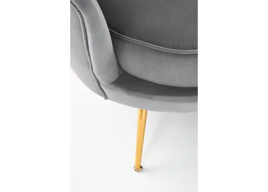 Elegantiška pilkos spalvos veliūrinė sofa Amorinito XL. Ši dvivietė sofa pasiūta iš aukštos kokybės veliūrinio audinio, o kojelės pagamintos iš aukso spalvos milteliniu būdu dažyto plieno.