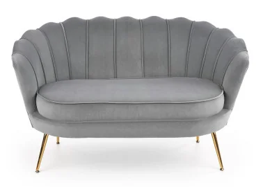 Elegantiška pilkos spalvos veliūrinė sofa Amorinito XL. Ši dvivietė sofa pasiūta iš aukštos kokybės veliūrinio audinio, o kojelės pagamintos iš aukso spalvos milteliniu būdu dažyto plieno.