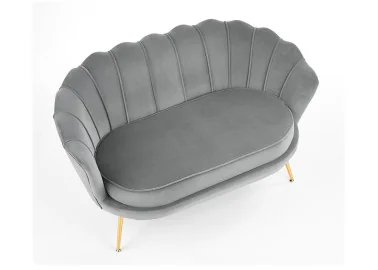 Elegantiška pilkos spalvos veliūrinė sofa Amorinito XL. Ši dvivietė sofa pasiūta iš aukštos kokybės veliūrinio audinio, o kojelės pagamintos iš aukso spalvos milteliniu būdu dažyto plieno.