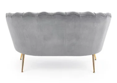 Elegantiška pilkos spalvos veliūrinė sofa Amorinito XL. Ši dvivietė sofa pasiūta iš aukštos kokybės veliūrinio audinio, o kojelės pagamintos iš aukso spalvos milteliniu būdu dažyto plieno.