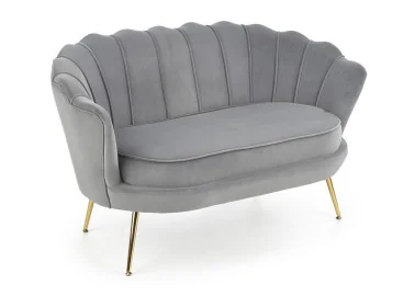 Elegantiška pilkos spalvos veliūrinė sofa Amorinito XL. Ši dvivietė sofa pasiūta iš aukštos kokybės veliūrinio audinio, o kojelės pagamintos iš aukso spalvos milteliniu būdu dažyto plieno.