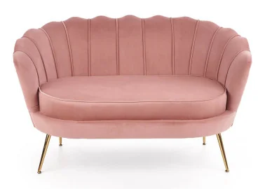 Elegantiška rožinės spalvos veliūrinė sofa Amorinito XL. Ši dvivietė sofa pasiūta iš aukštos kokybės veliūrinio audinio, o kojelės pagamintos iš aukso spalvos milteliniu būdu dažyto plieno.