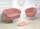 Elegantiška rožinės spalvos veliūrinė sofa Amorinito XL. Ši dvivietė sofa pasiūta iš aukštos kokybės veliūrinio audinio, o kojelės pagamintos iš aukso spalvos milteliniu būdu dažyto plieno.