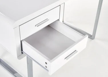 Minimalistinio dizaino rašomasis stalas B30 - nedidelis, blizgios baltos spalvos stalas su chromuotomis metalinėmis kojomis. Stalas turi du patogius stalčius.
