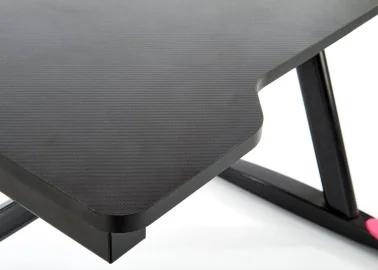 Kompiuterio stalas B40 – idealus pasirinkimas žaidėjams. Juodos ir raudonos spalvų derinys suteikia sportišką išvaizdą, o erdvus stalviršis ir ergonomiškas dizainas užtikrina komfortą ilgų žaidimų metu. Tvirta metalinių kojų konstrukcija garantuoja stabilumą ir patvarumą.