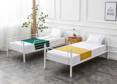 Bunky – dviaukštė baltos spalvos lova su galimybe išskirti į dvi atskiras viengules lovas. Tvirta plieno konstrukcija užtikrina patikimumą, o minimalistinis dizainas leidžia lengvai pritaikyti prie interjero.