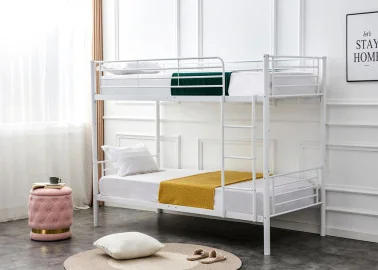 Bunky – dviaukštė baltos spalvos lova su galimybe išskirti į dvi atskiras viengules lovas. Tvirta plieno konstrukcija užtikrina patikimumą, o minimalistinis dizainas leidžia lengvai pritaikyti prie interjero.