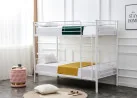 Bunky – dviaukštė baltos spalvos lova su galimybe išskirti į dvi atskiras viengules lovas. Tvirta plieno konstrukcija užtikrina patikimumą, o minimalistinis dizainas leidžia lengvai pritaikyti prie interjero.