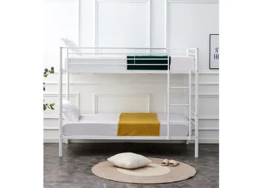 Bunky – dviaukštė baltos spalvos lova su galimybe išskirti į dvi atskiras viengules lovas. Tvirta plieno konstrukcija užtikrina patikimumą, o minimalistinis dizainas leidžia lengvai pritaikyti prie interjero.