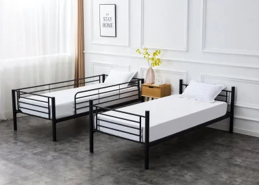 Bunky – dviaukštė juodos spalvos lova su galimybe išskirti į dvi atskiras viengules lovas. Tvirta plieno konstrukcija užtikrina patikimumą, o minimalistinis dizainas leidžia lengvai pritaikyti prie interjero.