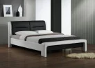Cassandra – tai 120 cm pločio lova su elegantišku baltos ir juodos spalvos deriniu. Tvirta konstrukcija užtikrina stabilumą, o minimalistinis dizainas leidžia ją lengvai pritaikyti įvairiuose interjeruose.