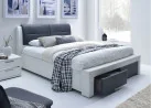 Cassandra – tai 160 cm pločio lova su elegantišku baltos ir juodos spalvos deriniu. Tvirta konstrukcija užtikrina stabilumą, o minimalistinis dizainas leidžia ją lengvai pritaikyti įvairiuose interjeruose.