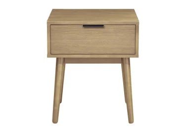 Cassina – elegantiška naktinis staliukas pasižymi elegantiška natūralaus ąžuolo spalva, kuri suteikia interjerui jaukumo ir šilumos. Erdvus stalčius ir atvira lentynėlė užtikrina patogų daiktų laikymą, o aukštos kokybės MDF ir plieno konstrukcija suteikia stabilumo bei ilgaamžiškumo.