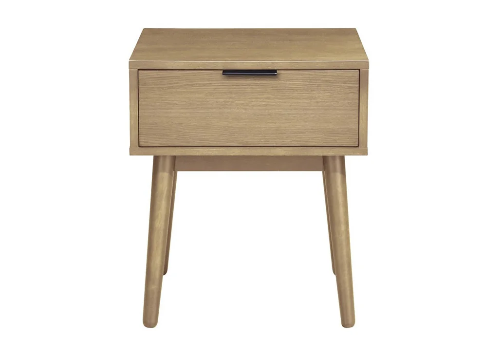Cassina – elegantiška naktinis staliukas pasižymi elegantiška natūralaus ąžuolo spalva, kuri suteikia interjerui jaukumo ir šilumos. Erdvus stalčius ir atvira lentynėlė užtikrina patogų daiktų laikymą, o aukštos kokybės MDF ir plieno konstrukcija suteikia stabilumo bei ilgaamžiškumo.