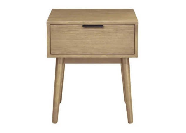 Cassina – elegantiška naktinis staliukas pasižymi elegantiška natūralaus ąžuolo spalva, kuri suteikia interjerui jaukumo ir šilumos. Erdvus stalčius ir atvira lentynėlė užtikrina patogų daiktų laikymą, o aukštos kokybės MDF ir plieno konstrukcija suteikia stabilumo bei ilgaamžiškumo.