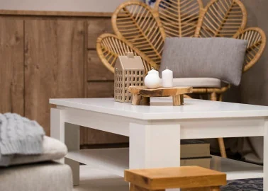 Alpių baltos spalvos kavos staliukas derės įvairaus stiliaus interjere.