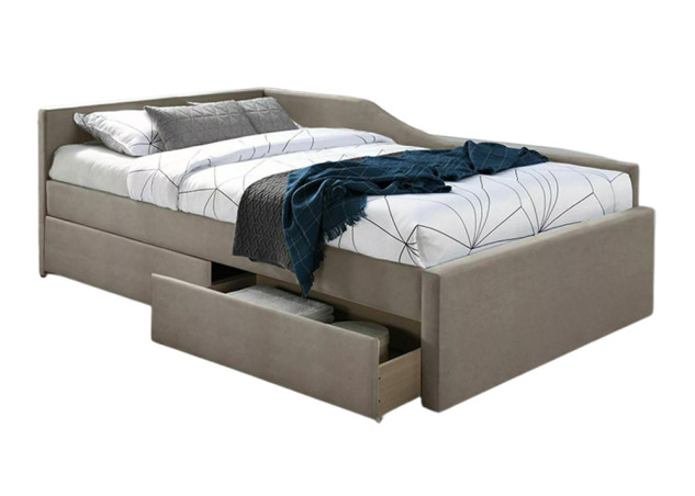 Minimalistinio dizaino viengulė smėlio spalvos lova Eliot Velvet su 120x200 cm miegamąja dalimi ir dviem stalčiais.