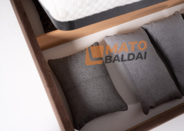 Rudos spalvos veliūrinė lova KAI-ETN - elegantiško dizaino dvigulė funkcionali lova su patalynės dėže, kietu dugnu ir natūralios medienos grotelėmis. Lova skirta 160x200 cm čiužiniui.
