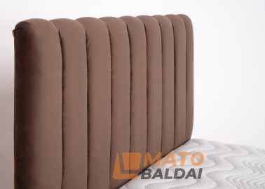 Rudos spalvos veliūrinė lova KAI-ETN - elegantiško dizaino dvigulė funkcionali lova su patalynės dėže, kietu dugnu ir natūralios medienos grotelėmis. Lova skirta 160x200 cm čiužiniui.