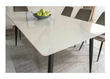 Valgomojo stalas RION – modernus ir stilingas pasirinkimas, sukurtas tiems, kurie vertina šiuolaikišką dizainą bei patvarumą. Baltos marmuro imitacijos keraminis stalviršis derinamas su juodo metalo rėmu, todėl baldas atrodo elegantiškai ir kartu solidžiai.