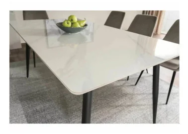 Valgomojo stalas RION – modernus ir stilingas pasirinkimas, sukurtas tiems, kurie vertina šiuolaikišką dizainą bei patvarumą. Baltos marmuro imitacijos keraminis stalviršis derinamas su juodo metalo rėmu, todėl baldas atrodo elegantiškai ir kartu solidžiai.