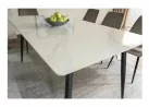Valgomojo stalas RION – modernus ir stilingas pasirinkimas, sukurtas tiems, kurie vertina šiuolaikišką dizainą bei patvarumą. Baltos marmuro imitacijos keraminis stalviršis derinamas su juodo metalo rėmu, todėl baldas atrodo elegantiškai ir kartu solidžiai.