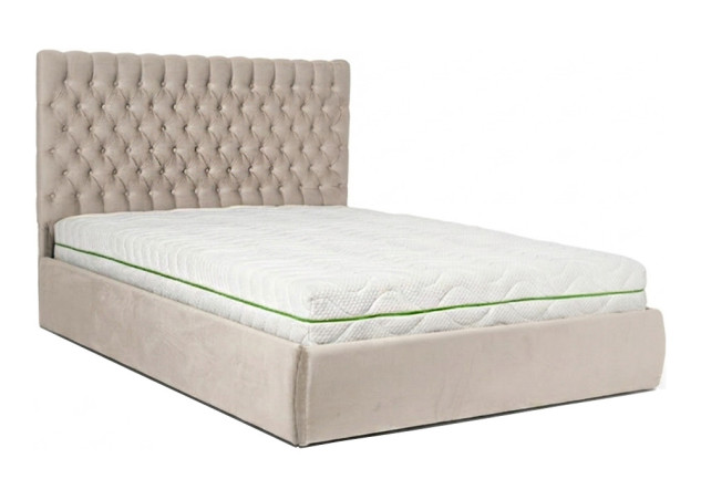 Smėlio spalvos veliūrinė lova AFINA. Chester dizaino dvigulė funkcionali lova su patalynės dėže, kietu dugnu ir natūralios medienos grotelėmis.