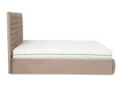 Smėlio spalvos veliūrinė lova AFINA. Chester dizaino dvigulė funkcionali lova su patalynės dėže, kietu dugnu ir natūralios medienos grotelėmis.