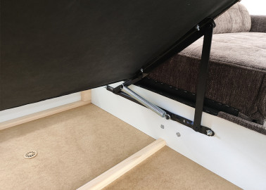 Stilingas, patogus minkštas kampas PYK-ATL su kasdieniam naudojimui tinkama miegojimo funkcija ir patalynės dėže.