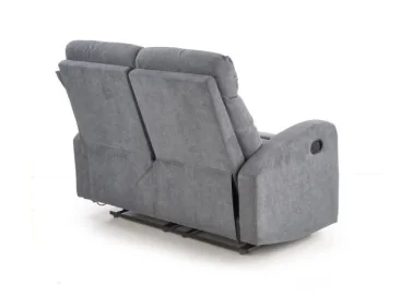 Tai pilkos spalvos dvivietė relaksacinė sofa Oslo 2s su pakeliamų kojų ir reguliuojamu nugaros atlošu, puikiai tinkanti komfortui ir atsipalaidavimui namuose.